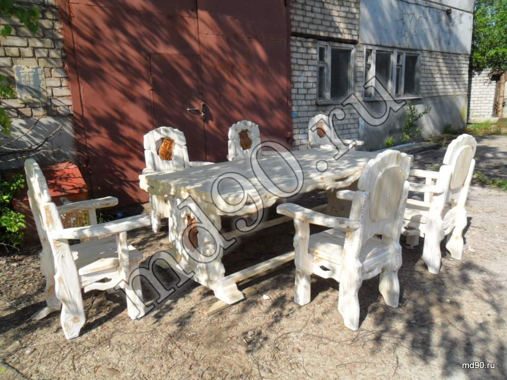 Стол и стулья под старину
